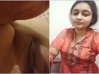 Desi girl showing pussi