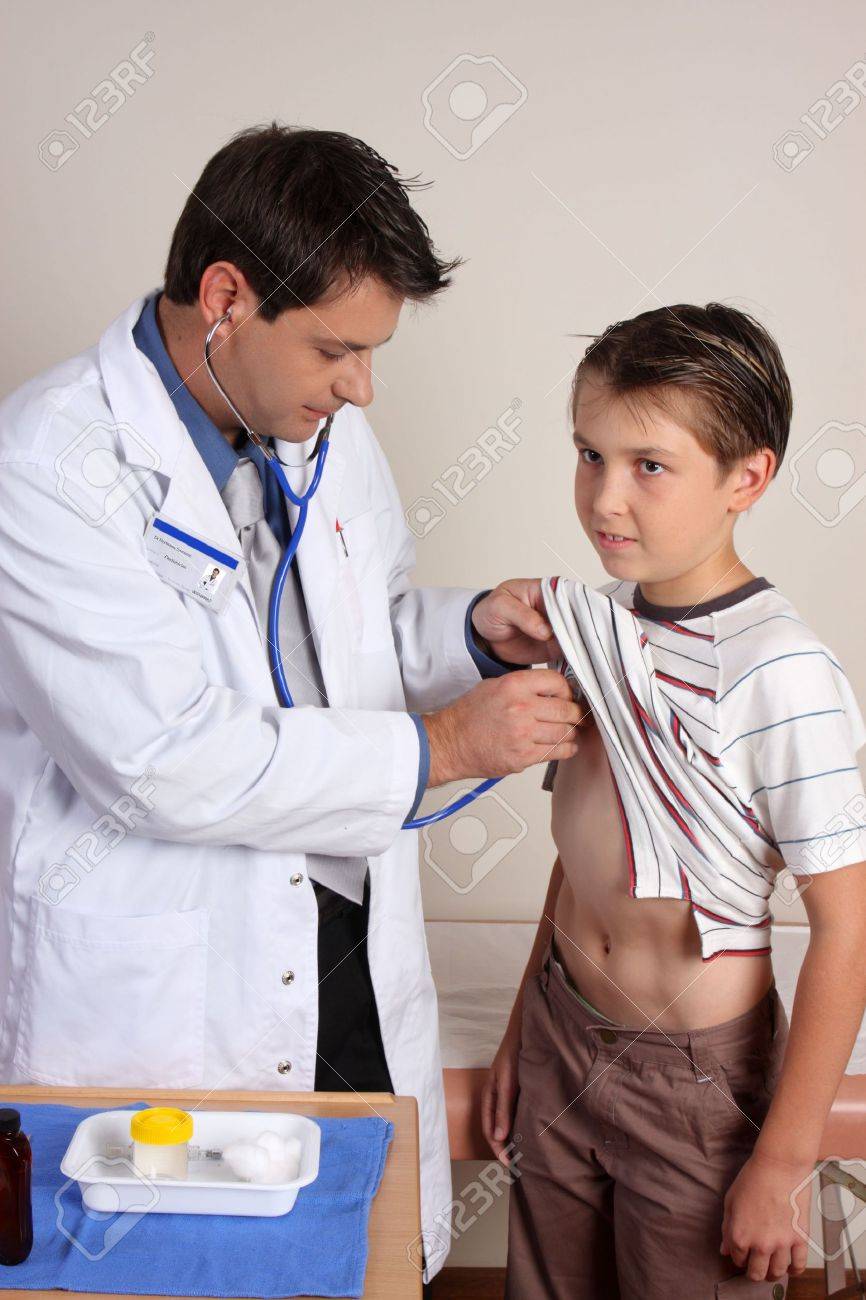 File:Doctor examines patient.jpg