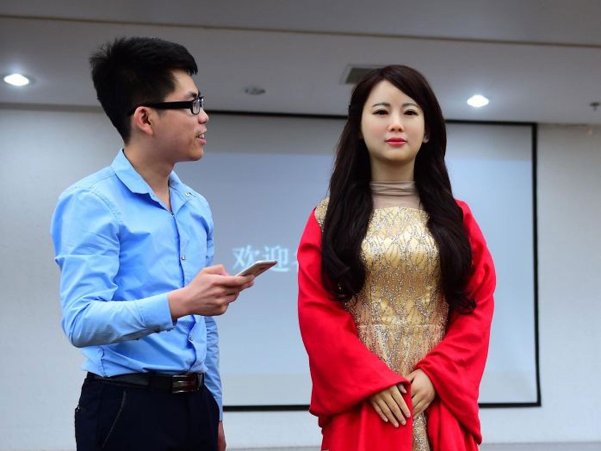 A Chinese waitress who pretends to be a humanoid robot is dividing the internet