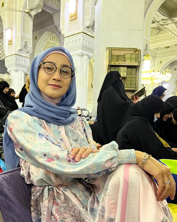 Lebaran di Tanah Suci, Desy Ratnasari Tampil Cantik dan Terlihat Seperti ABG