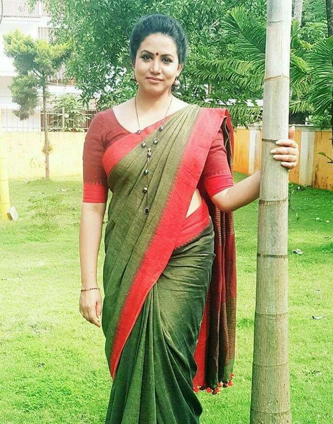 Hot bhabhi in saree romance