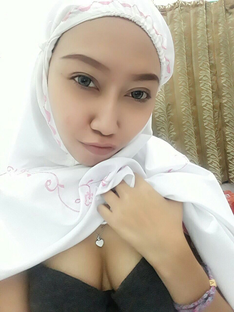 Cewe jilbab viral boobs tante