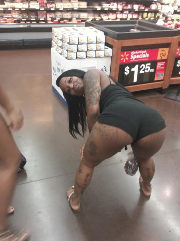 Maboobs and Thiccifica Twerking at Walmart 2